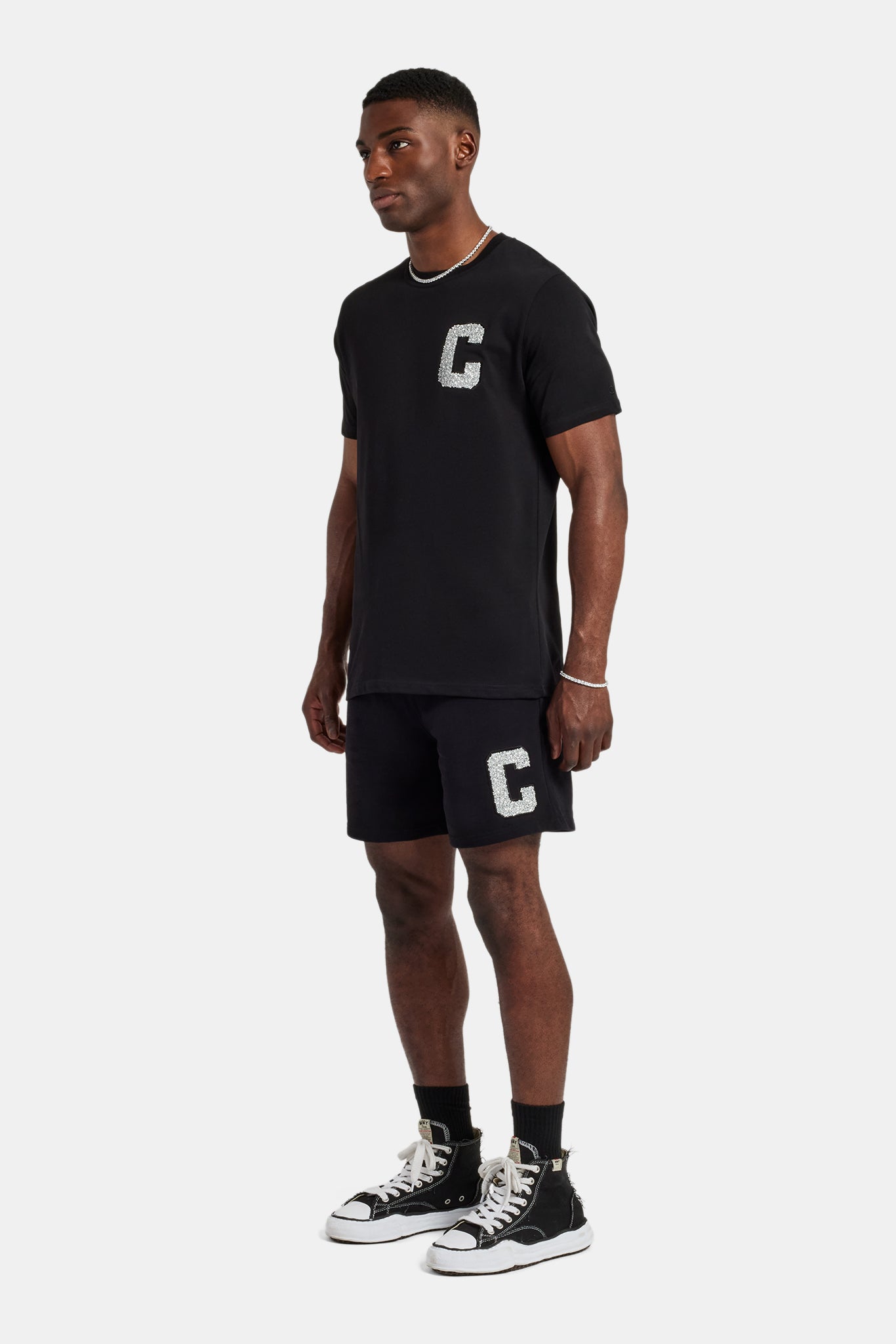 Set aus T-Shirt und Shorts mit C-Verzierung - Schwarz
